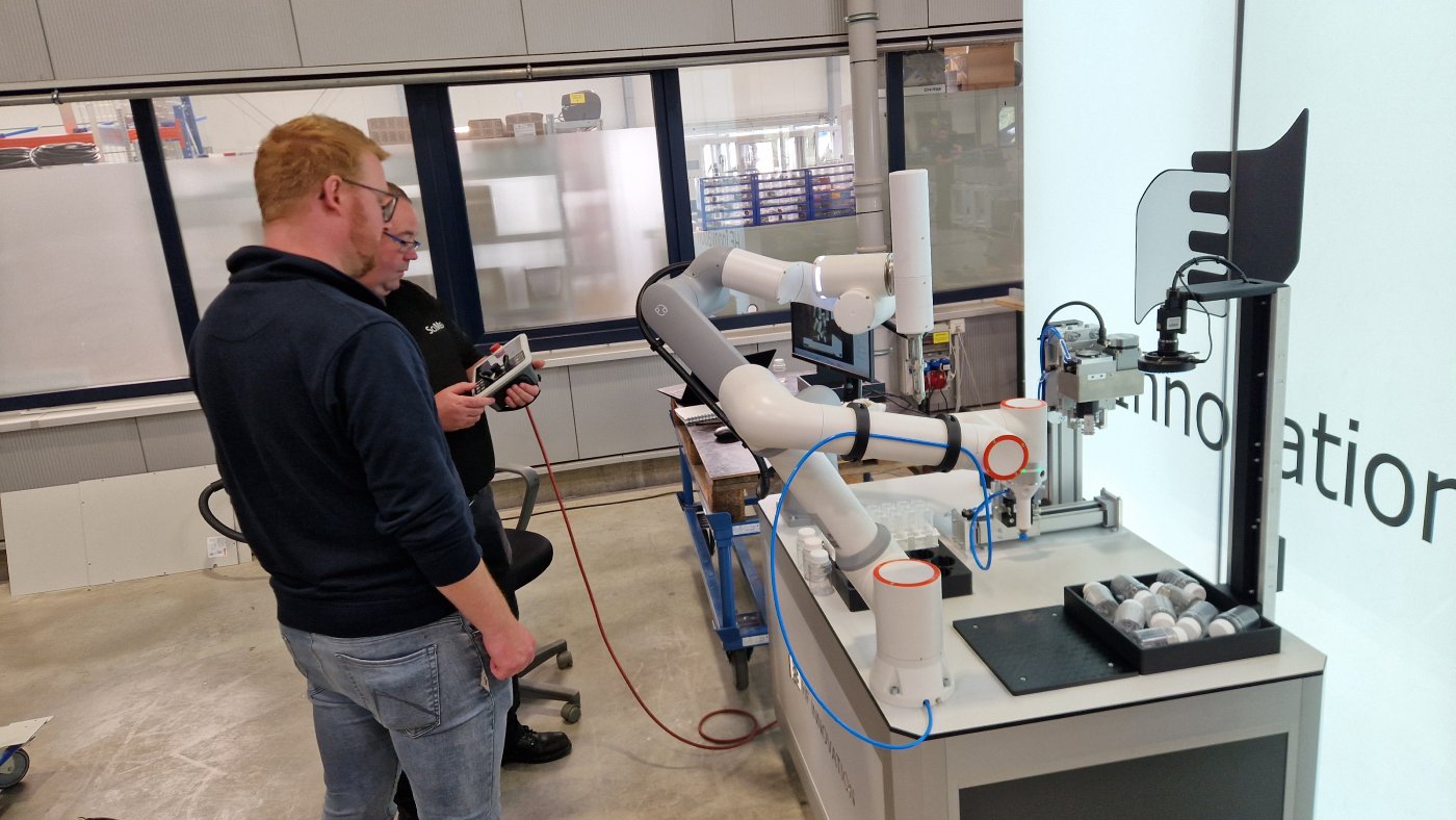 Beyond the Safety Cage - Hands-On Cobot Training with SciMed